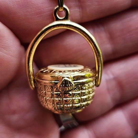 Basket locket necklace scrimshot type ship Joan Rivers chain gold tone - Picture 3 of 7